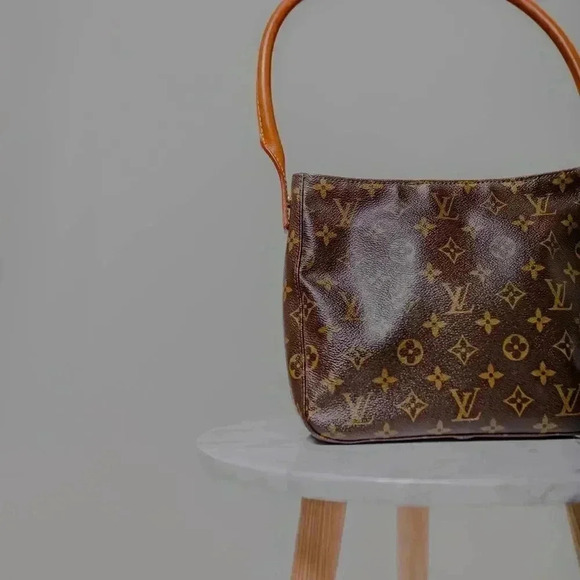 Authentic Louis Vuitton Looping MM Monogram Shoulder Bag - Picture 3 of 14